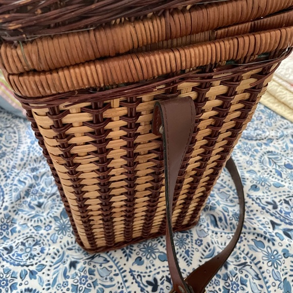 Vintage Picnic Basket with Complete Set of Dinnerware! - Picture 10 of 12